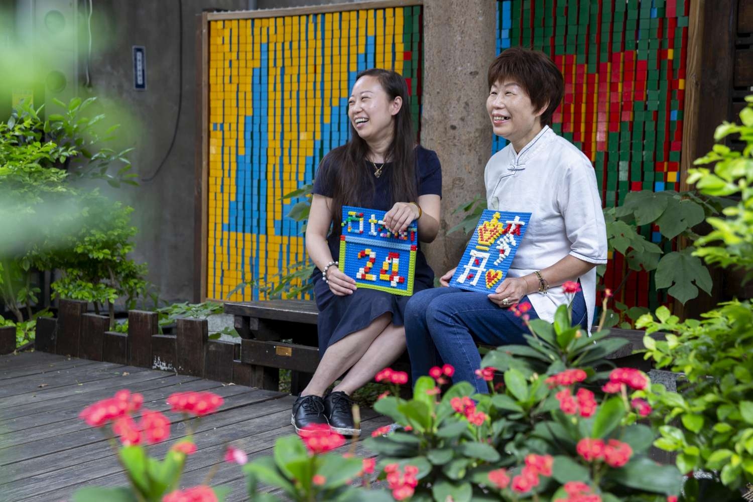 石坊里里長彭陳玉真（右）及社區發展協會理事長彭琳淇（左）聊起樂高美感門牌製作的生活趣事