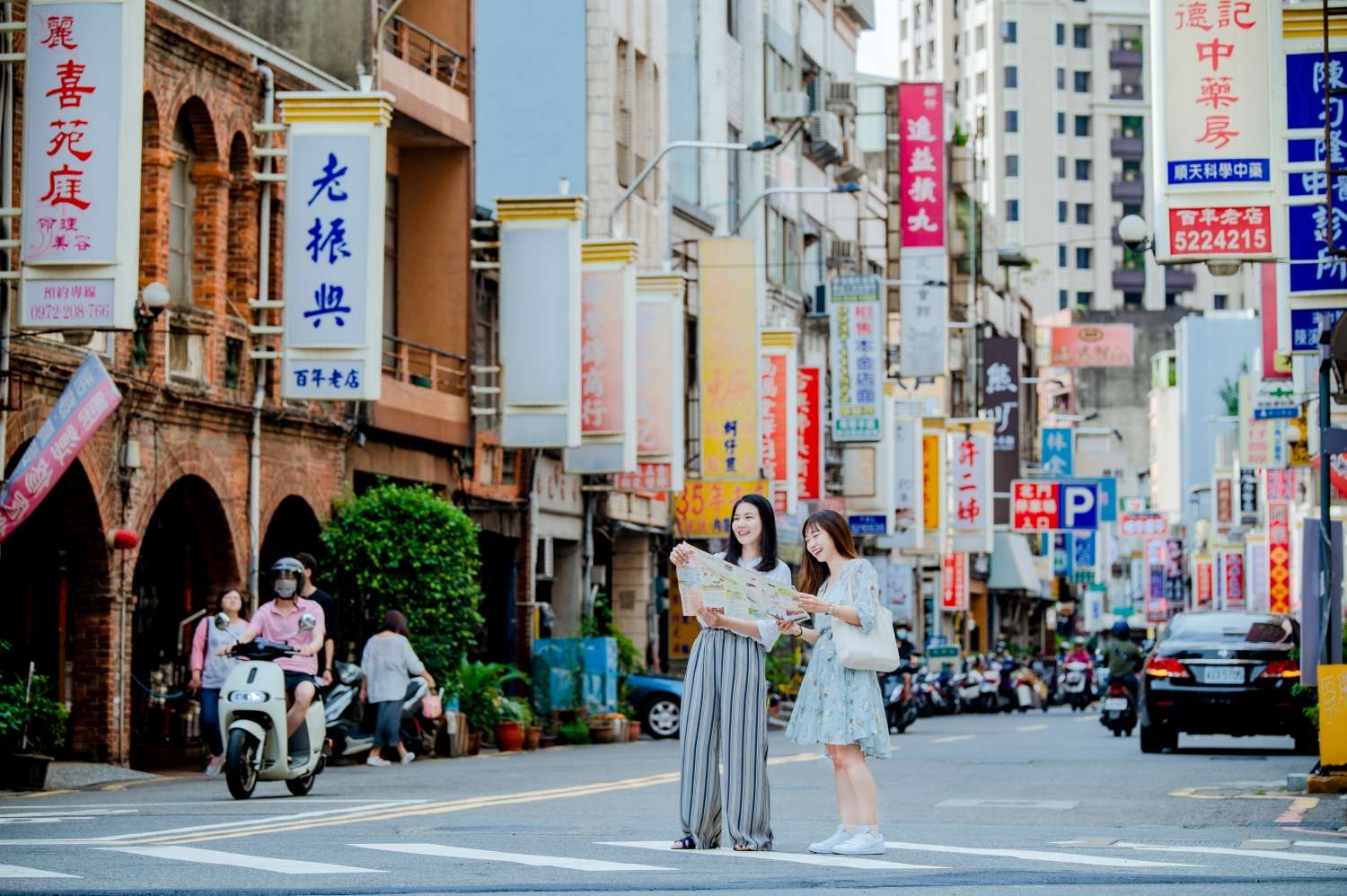 北門街曾是清代北臺灣一等繁華的商店街，0.7公里的街坊有著百年宮廟、古蹟、藥鋪及各式小吃店。