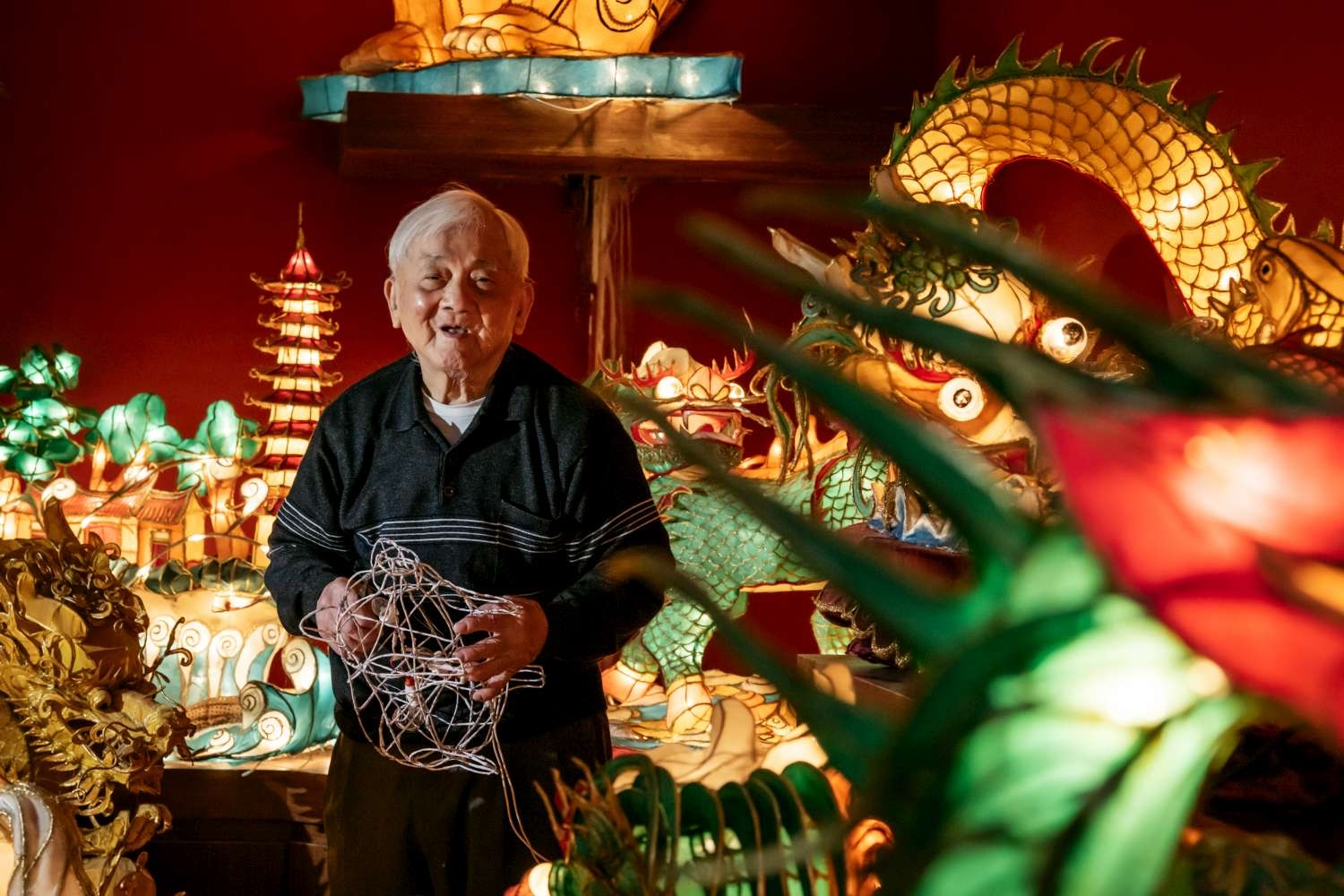 2.國寶燈藝師蕭在淦堅持用雙手造型鐵絲骨架花燈，至今創作不輟。|
