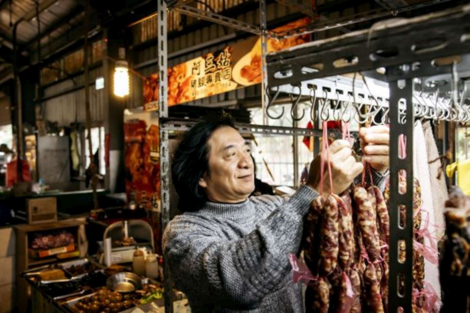 6.已在新源市場設攤40年的「黃家麻辣香腸臘肉」，臘肉與香腸只在中秋節後販售，至元宵節結束。|