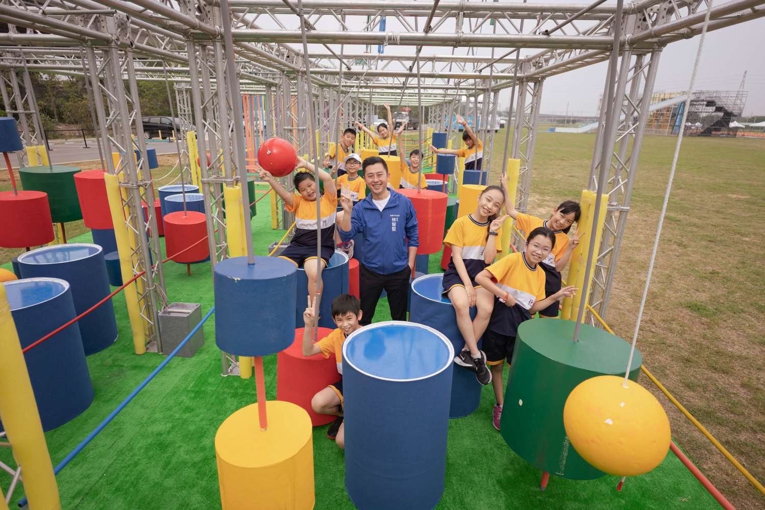 「2021新竹市兒童藝術節」將連四天登場，市長林智堅今日偕北門國小孩子搶先體驗兒藝節遊具