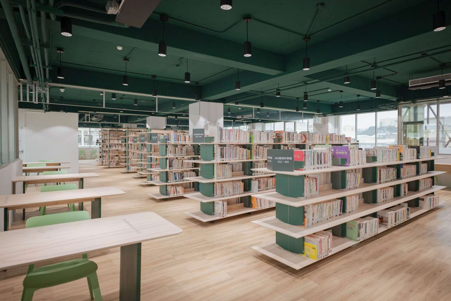 圖書館龍山分館四樓規劃為開架綜合性藏書。