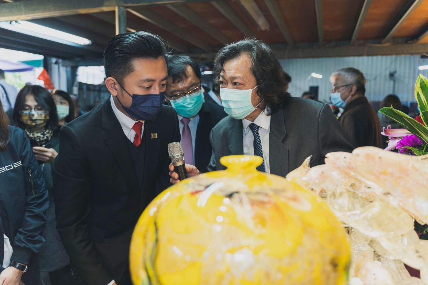 「玻璃傳統技藝」保存者林瑤農去年獲「臺灣工藝之家」，市長日前參訪工作室。