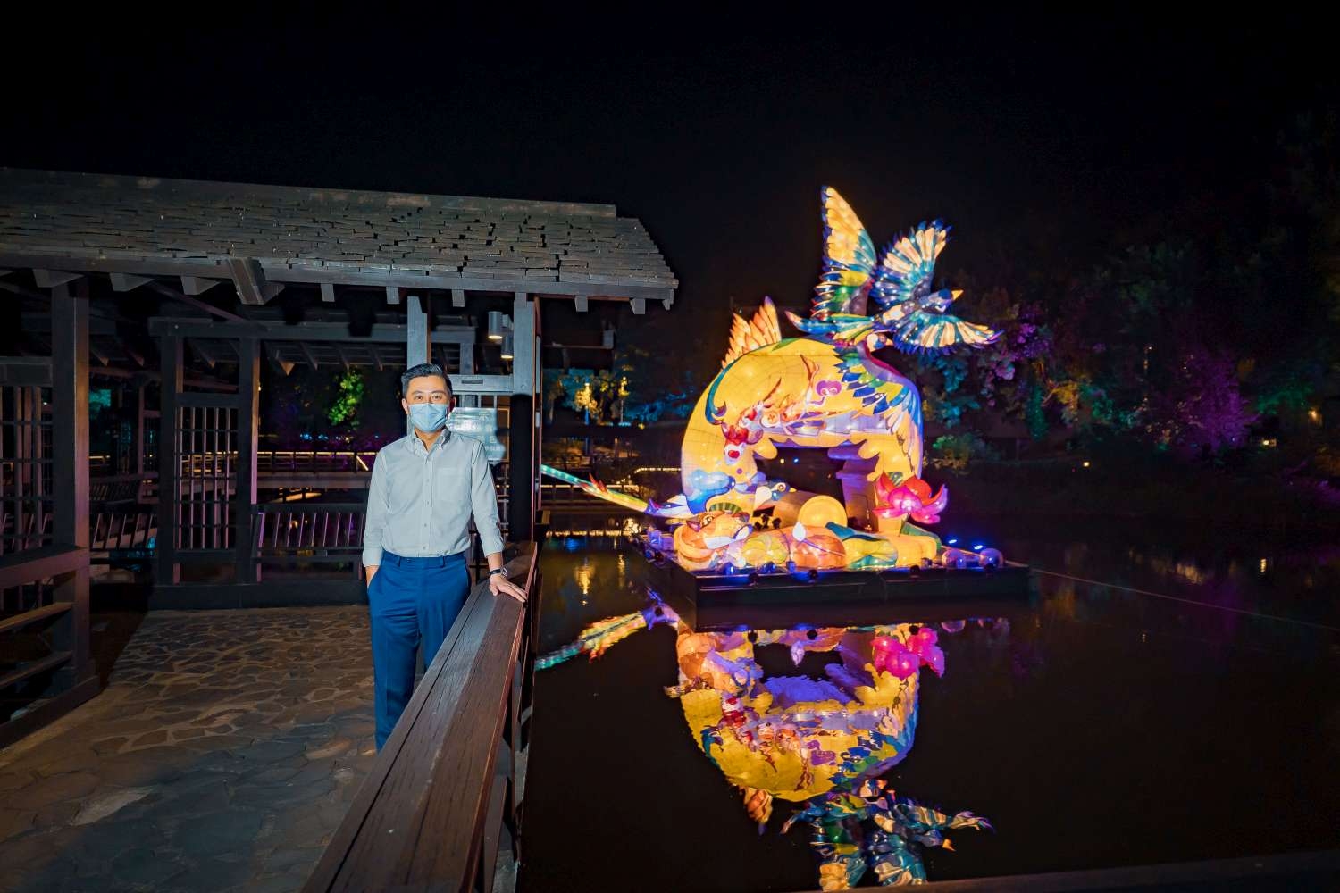 市長開箱新竹公園的「竹鵲松風迎春曦」，該作品利用水面與周遭樹林，打造5分鐘圓形燈光秀，每晚18時準時點亮。