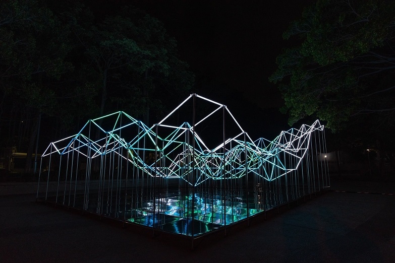 三民公園的作品「未來拓撲｣由清大團隊「沃手工作」打造，將台灣30年氣候變遷資料，轉化成不同顏色的光影，打造一座時光島嶼。