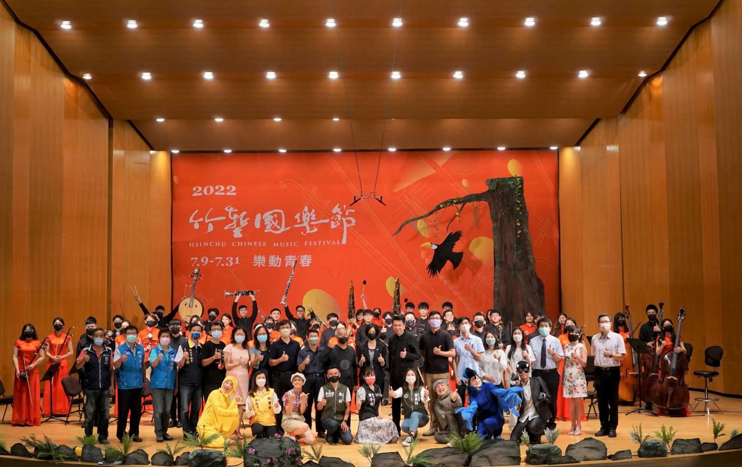 文化局長張馨之與今年參與演出之各表演團體代表及今(5)日與會議員、校長等貴賓合影。
