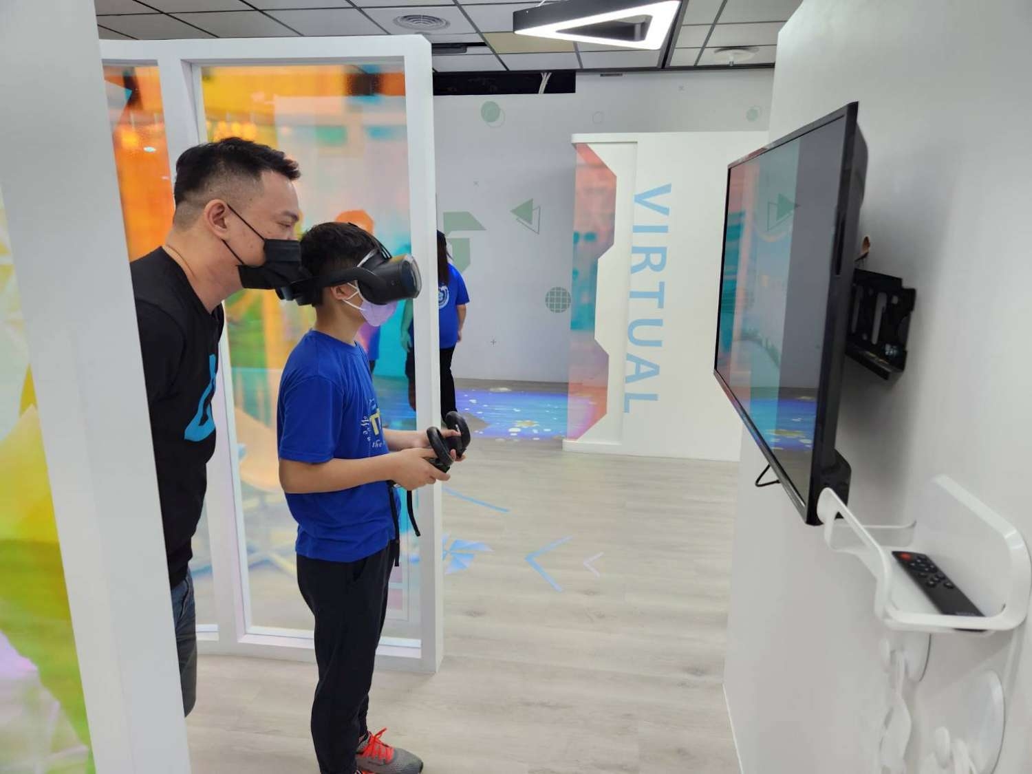 東門國小學生體驗VR操作。