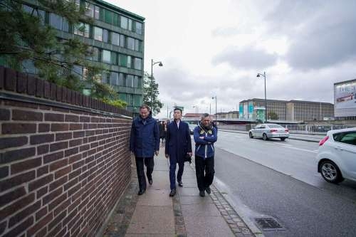 林智堅市長（中）率團參訪哥本哈根與柏林，每天步行超過１０公里、體驗步行系統規劃。右一為新竹市政府市政顧問王俊雄老師、左一為台灣駐丹麥代表李翔宙