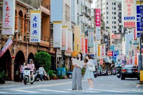 北門街曾是清代北臺灣一等繁華的商店街，0.7公里的街坊有著百年宮廟、古蹟、藥鋪及各式小吃店。