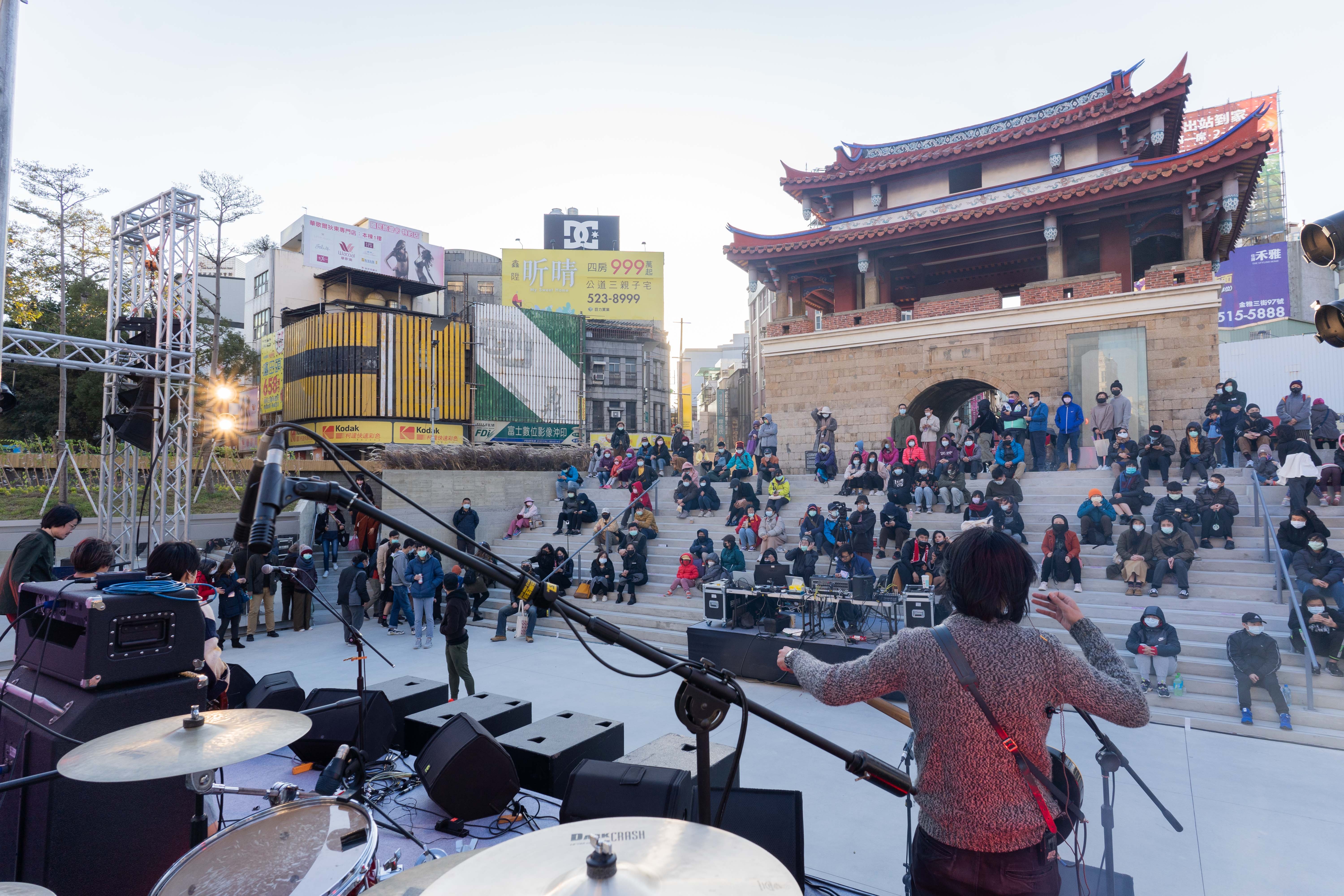 東門城音樂祭爆滿　5大樂團重返開唱回味青春搖滾歲月