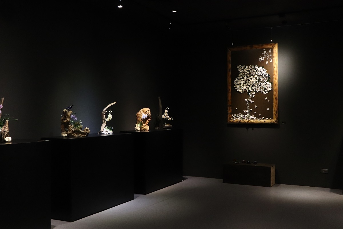 第一特展室展出「玻璃花與漂流木之戀—許源榮藝術玻璃創作展」