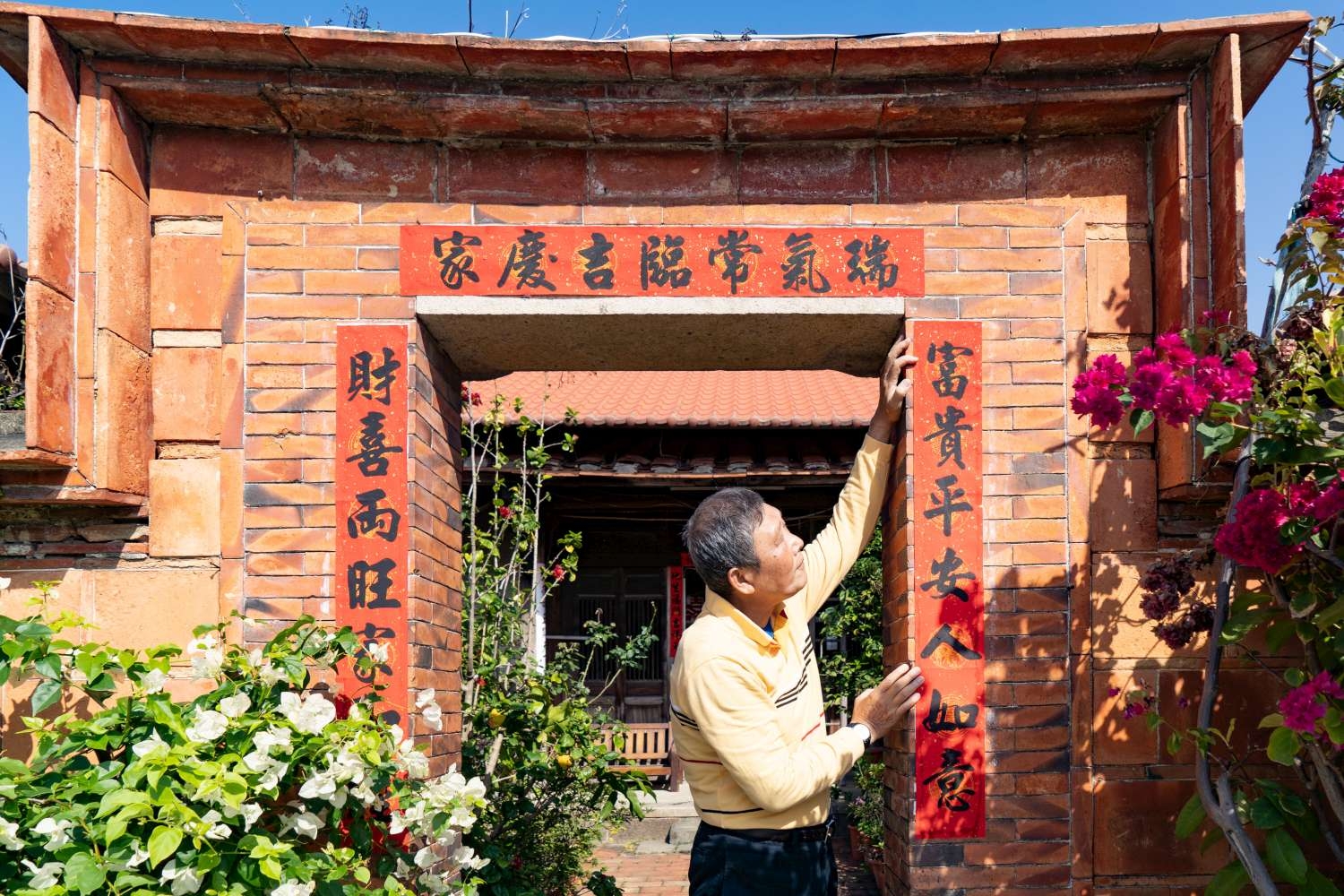 4.每逢春節，閩南家族溫家人會在自家老宅門口，貼上一副大紅春聯，迎接新年新氣象。