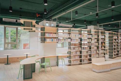 圖書館龍山分館二樓規劃為兒童、親子閱覽區，也有新書及雜誌展示區