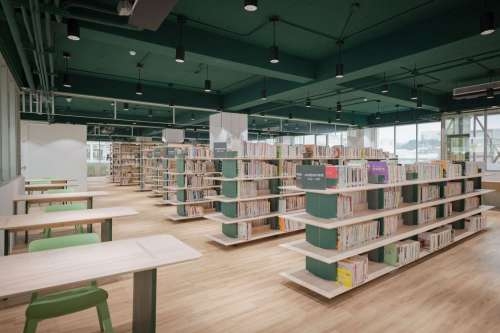 圖書館龍山分館四樓規劃為開架綜合性藏書。