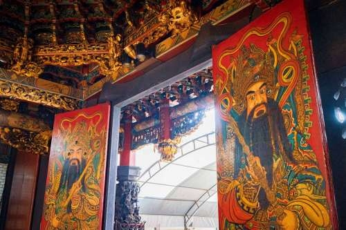 「傳統建築彩繪」保存者傅栢村老師堅持以傳統技術彩繪。