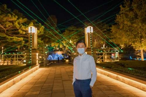 市長開箱新竹公園口處「織築」，該作品利用百道綠色雷射光束打造綠色光廊。