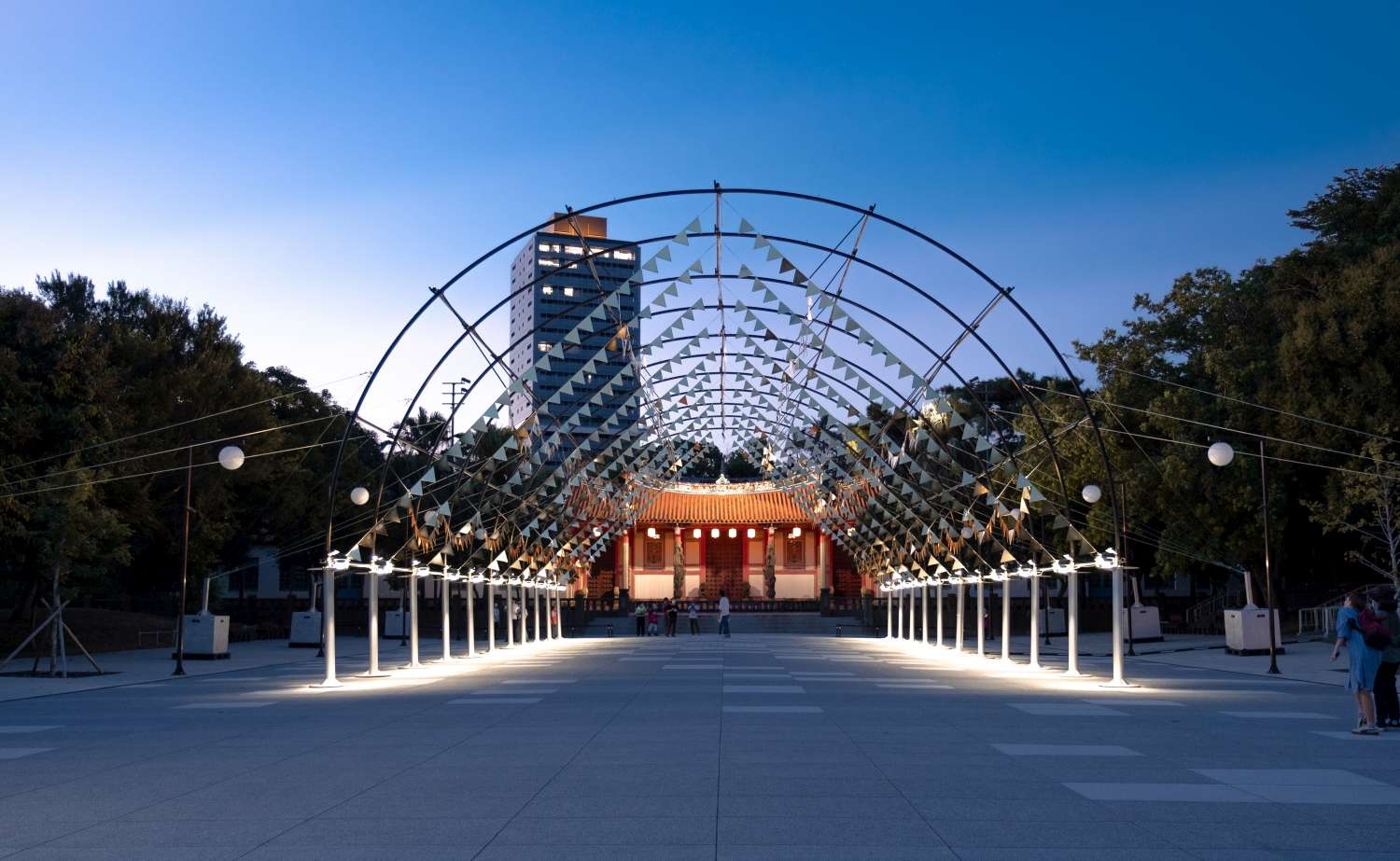 孔廟廣場則由藝術家魏子鈞以金屬片打造出三角旗拱廊作品「嘉年華」。