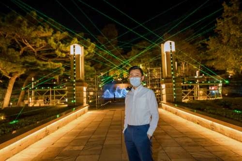 新竹公園門口處則有雷射光束組成的「裝置微光計劃—織築」。