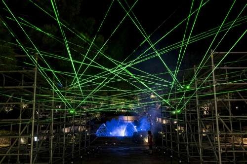 新竹公園門口處則有雷射光束組成的「裝置微光計劃—織築」。