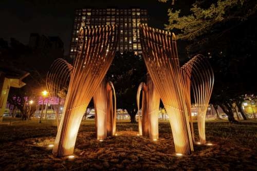中央公園內，則有「卷卷林」搭配周邊特有的童話燈具與遊具。