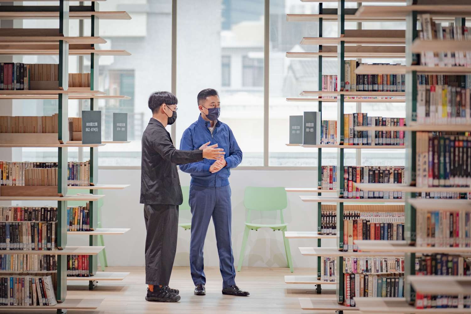 新竹市長林智堅日前視察圖書館龍山分館，設計師胡靖元說明設計理念。