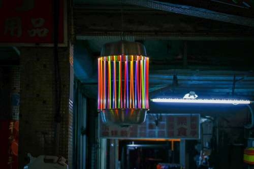 位於大同路、中央路也有新竹光臨藝術節「靜態藝術燈」藝術家與店家聯名創作特色花燈。