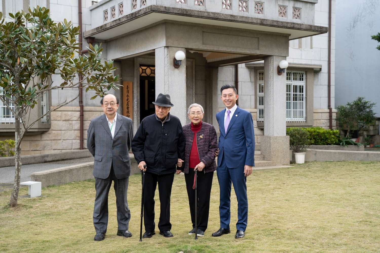 林智堅市長、柯建銘立委在姜阿新洋樓前與姜阿新女兒姜麗芝、女婿廖運潘合影。