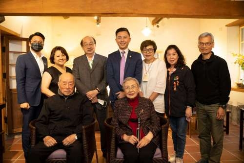 林智堅市長、柯建銘立委、劉康彥議員與姜麗芝一家人合影。
