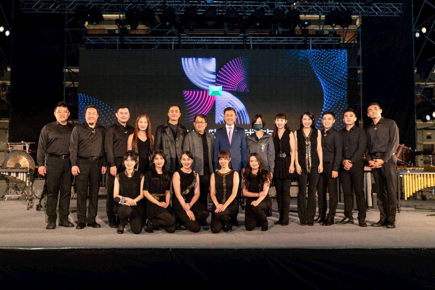 朱宗慶打擊樂團與林智堅市長、安益國際展覽創意長王騰崇（左五）台上合影。