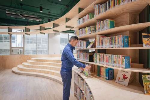 林智堅市長日前視察龍山圖書分館照片。