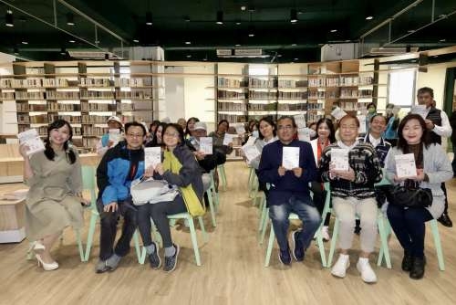 魚夫老師與參加《竹城漫遊》新書發表會的書迷合影。