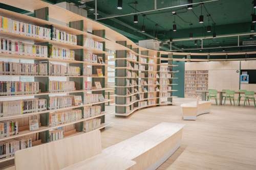 龍山圖書分館是竹市第七座、同時也是最大圖書館，以森林、田野作設計概念，打造有如樹冠的書架與梯田狀親子閱讀區，成都市中的森林系書房。