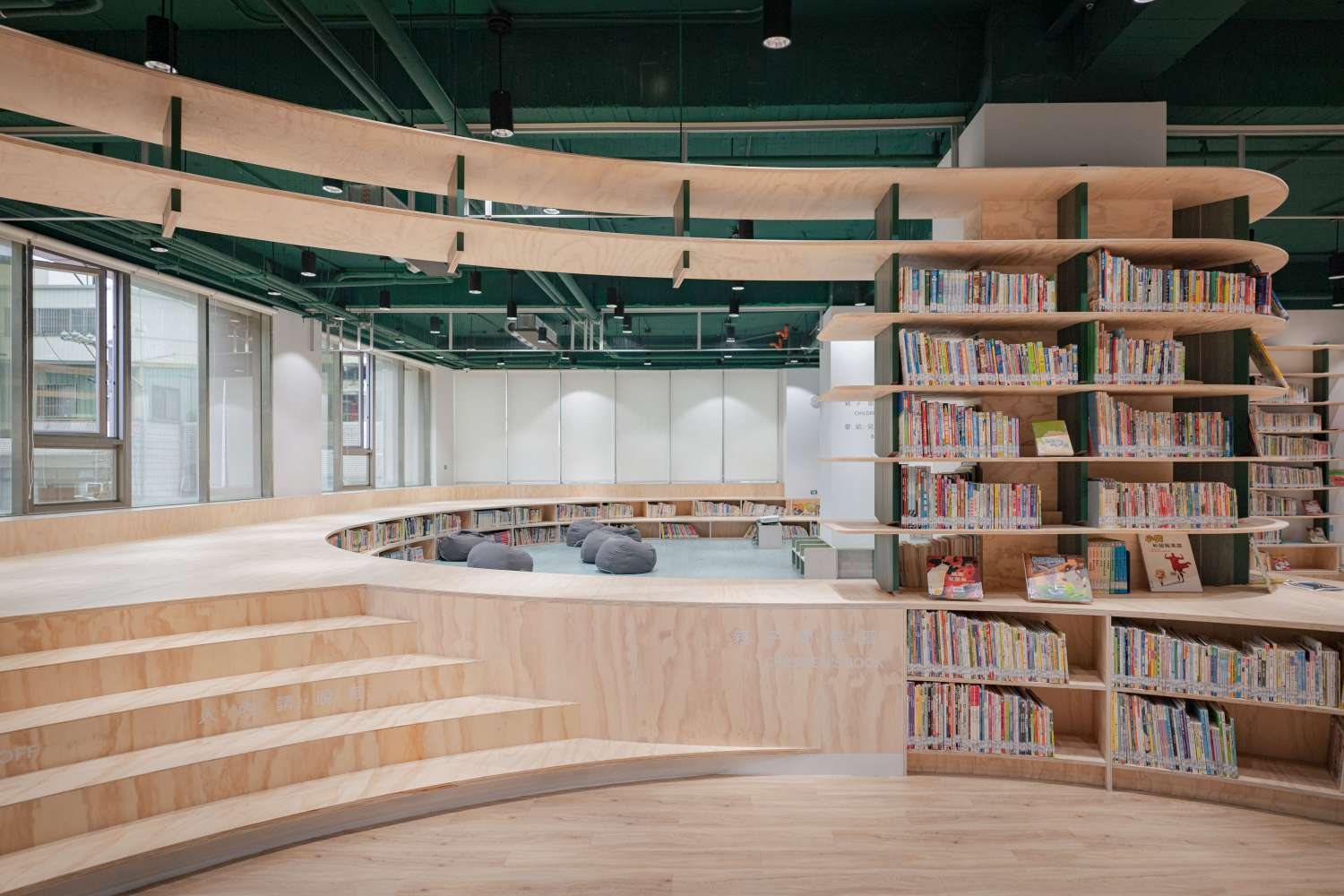 龍山圖書分館是竹市第七座、同時也是最大圖書館，以森林、田野作設計概念，打造有如樹冠的書架與梯田狀親子閱讀區，成都市中的森林系書房。