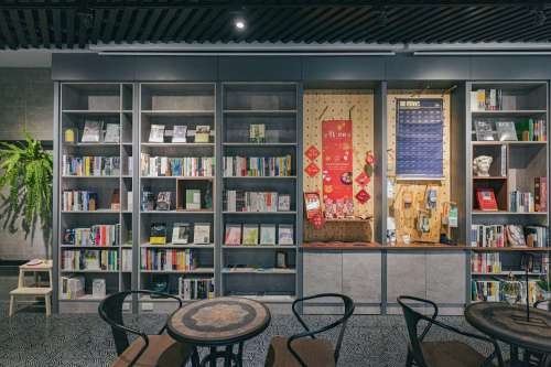 新竹市影像博物館為複合式型態影院，一樓「光盒子書店」依照全球的電影產業地域與文化歷史詳細分類，打造選書獨特且豐富的「電影書牆」。