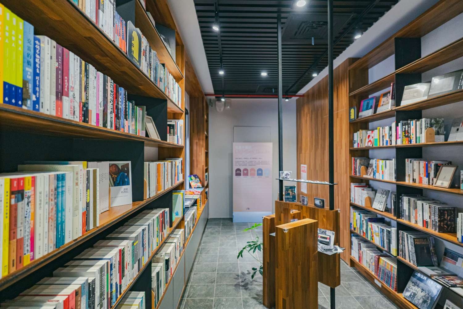 新竹市影像博物館為複合式型態影院，一樓「光盒子書店」依照全球的電影產業地域與文化歷史詳細分類，打造選書獨特且豐富的「電影書牆」。