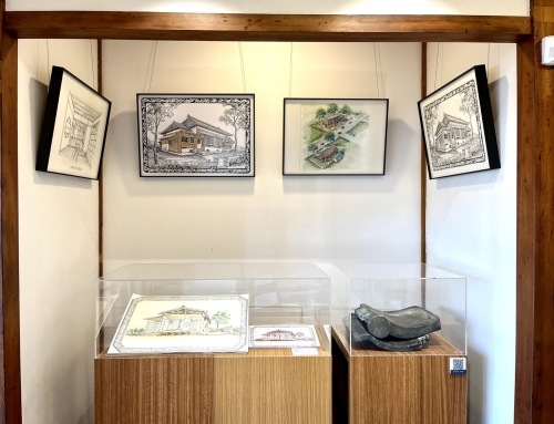 南大路警察宿舍開館首展邀請國寶級古蹟學者兼建築畫家李乾朗教授，展出超過30幅珍貴大型手稿並搭配互動體驗。