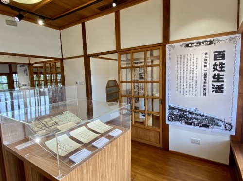 竹市下竹町【時空膠囊—鏡頭下會說話的影像故事】特展，透過百年來攝影技術與鏡頭語言，穿越新竹人生活故事。