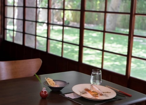 主廚王正岳推出結合在地食材的特色料理「干貝  高麗菜乾  味噌」以及「竹地雞 桔 酸豇豆」。