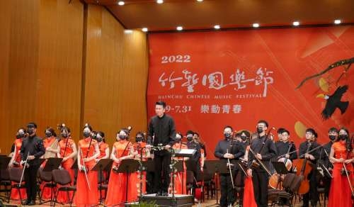 今(5)日記者會開場表演由劉江濱老師率領新竹青年國樂團，演出曲目《彼得與狼》。