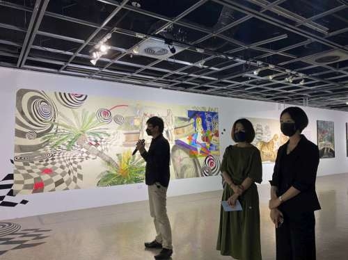 策展顧問吳達坤導覽藝術家黃琬玲作品《有噴水池的風景2》。