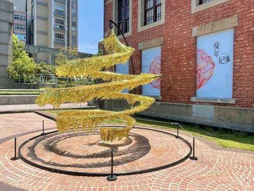 藝術家路瓦．里維拉（Lua Rivera）作品《金色螺旋》於美術館戶外展出。