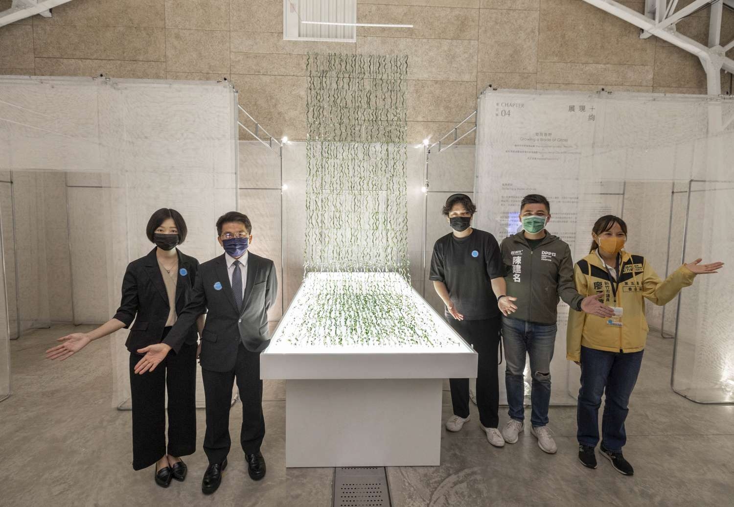 陳章賢市長代理市長(左二)與總策展人吳孝儒(右三)邀請大家前來觀賞玻璃藝術作品。