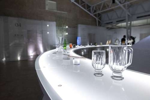 主題館「透明大百科」玻璃藝術裝置，展示生活中多種玻璃樣貌。