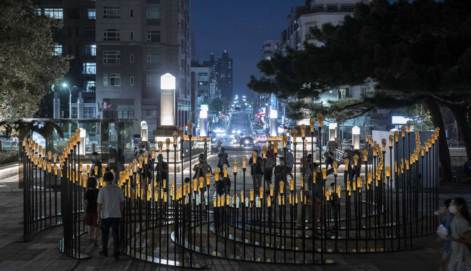 新竹公園大階梯廣場「透明苑」藝術裝置，民眾可透過專屬APP互動介面，就能吹製出專屬自己的玻璃形狀，製作完玻璃後向手機許願，還能發散出專屬祈願玻璃光