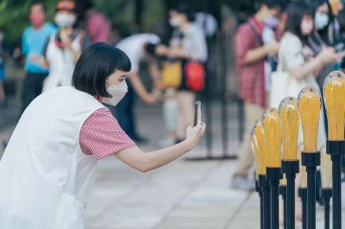 新竹公園大階梯廣場「透明苑」藝術裝置，民眾可透過專屬APP互動介面，就能吹製出專屬自己的玻璃形狀，製作完玻璃後向手機許願，還能發散出專屬祈願玻璃光