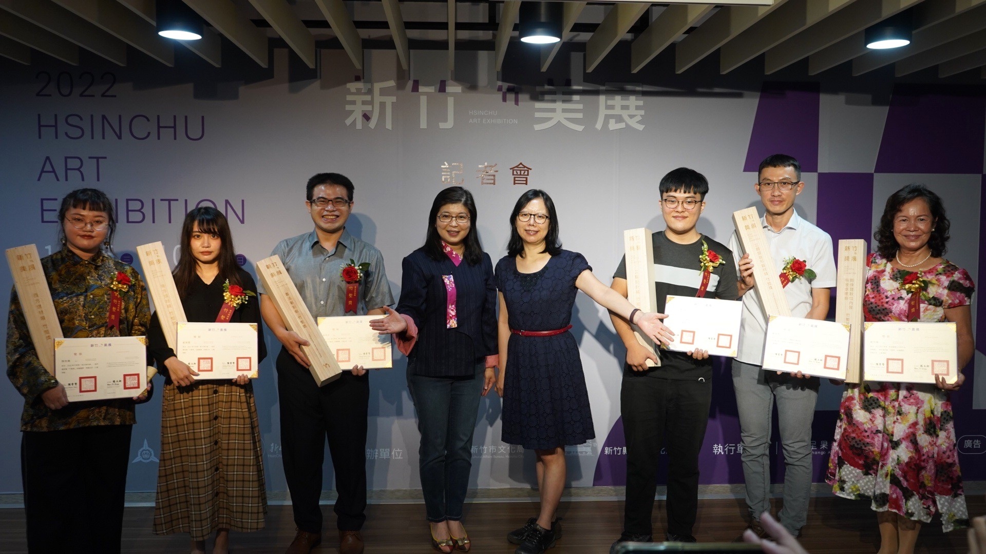 新竹縣市文化局代表與6位竹塹獎得主合影。