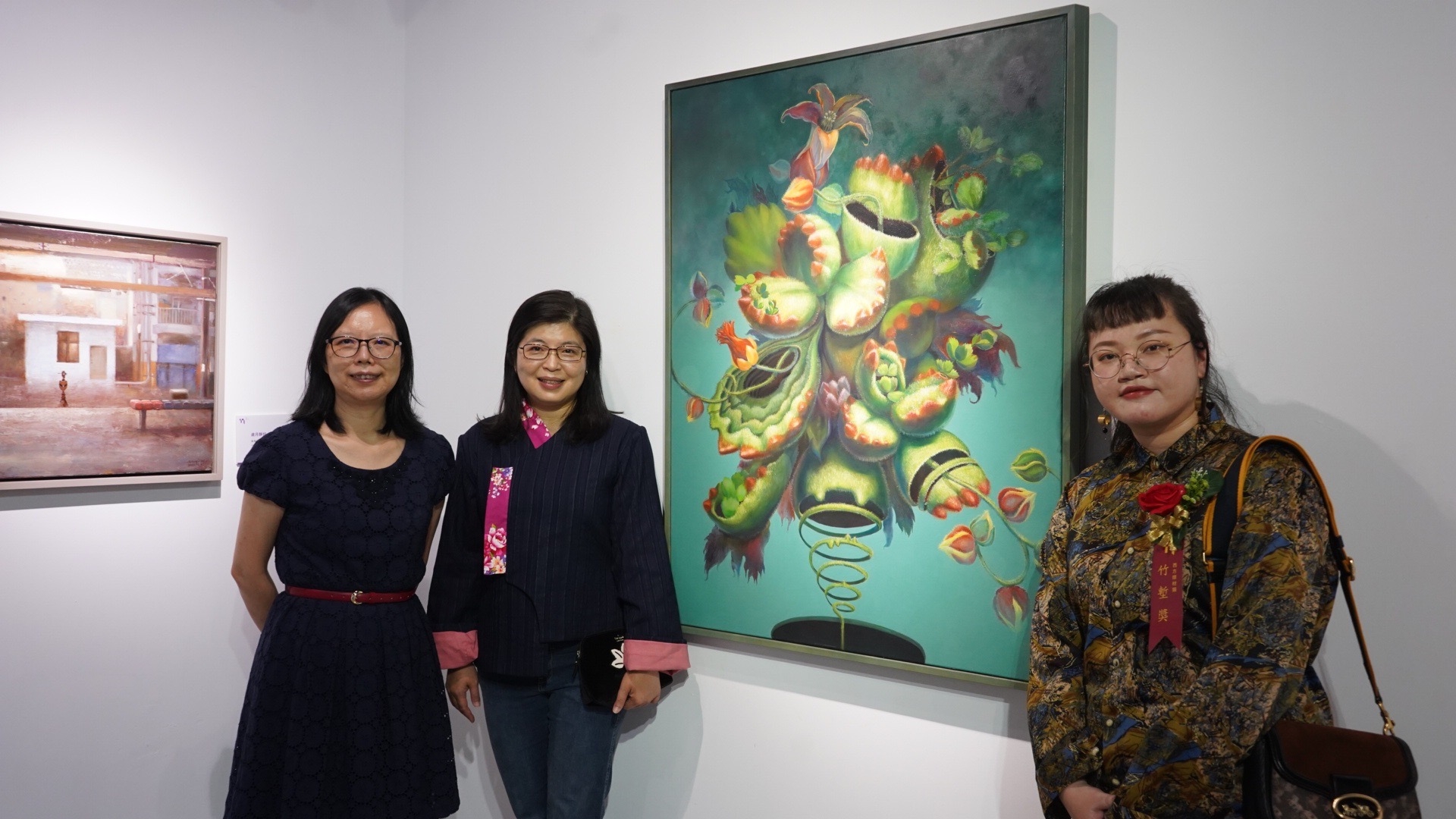 西方媒材類竹塹獎得主陳俐菁同學與新竹縣市文化局代表、其作品合影。