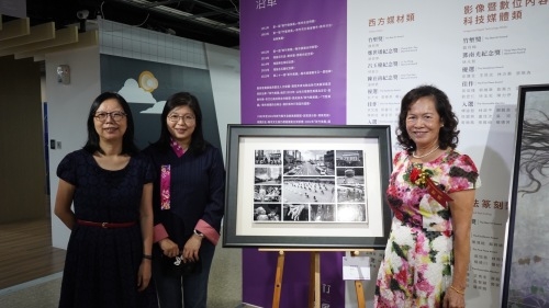 影像暨數位內容科技媒體類竹塹獎得主劉月梅女士與新竹縣市文化局代表、其作品合影。