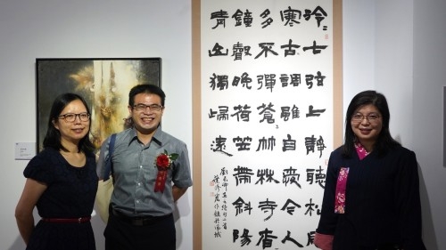 書法篆刻類竹塹獎得主葉修宏先生與新竹縣市文化局代表、其作品合影。