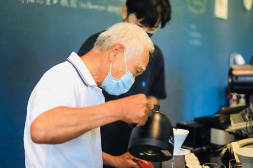 本期報導海山社區帶領長輩學習咖啡的基礎知識與手沖技術。
